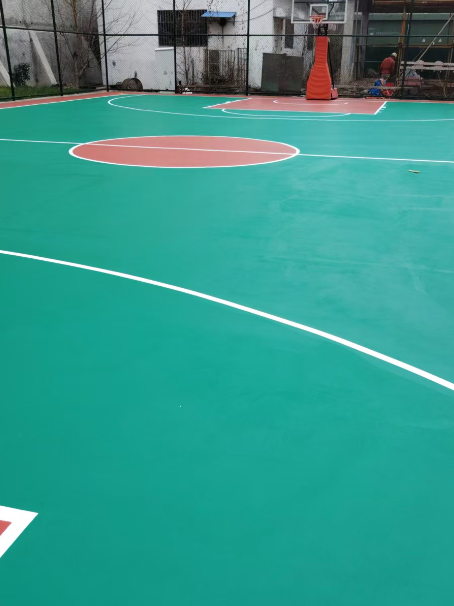 承留镇 球场长期使用易出现地面开裂